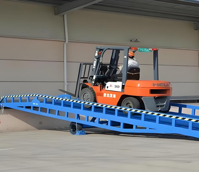 洛隆移动式卸货平台（叉车用）